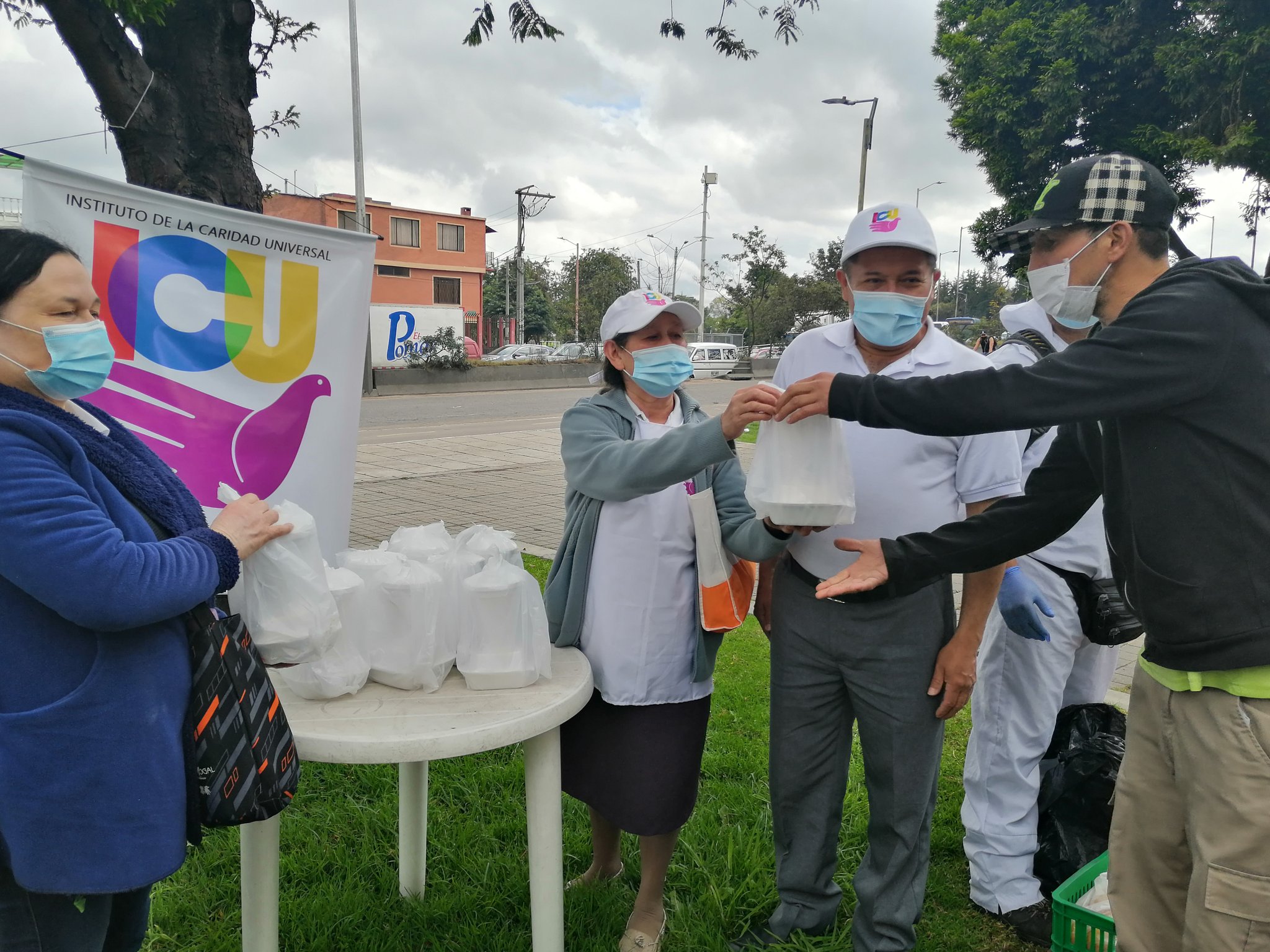 entrega-almuerzos-instituto-caridad-universal