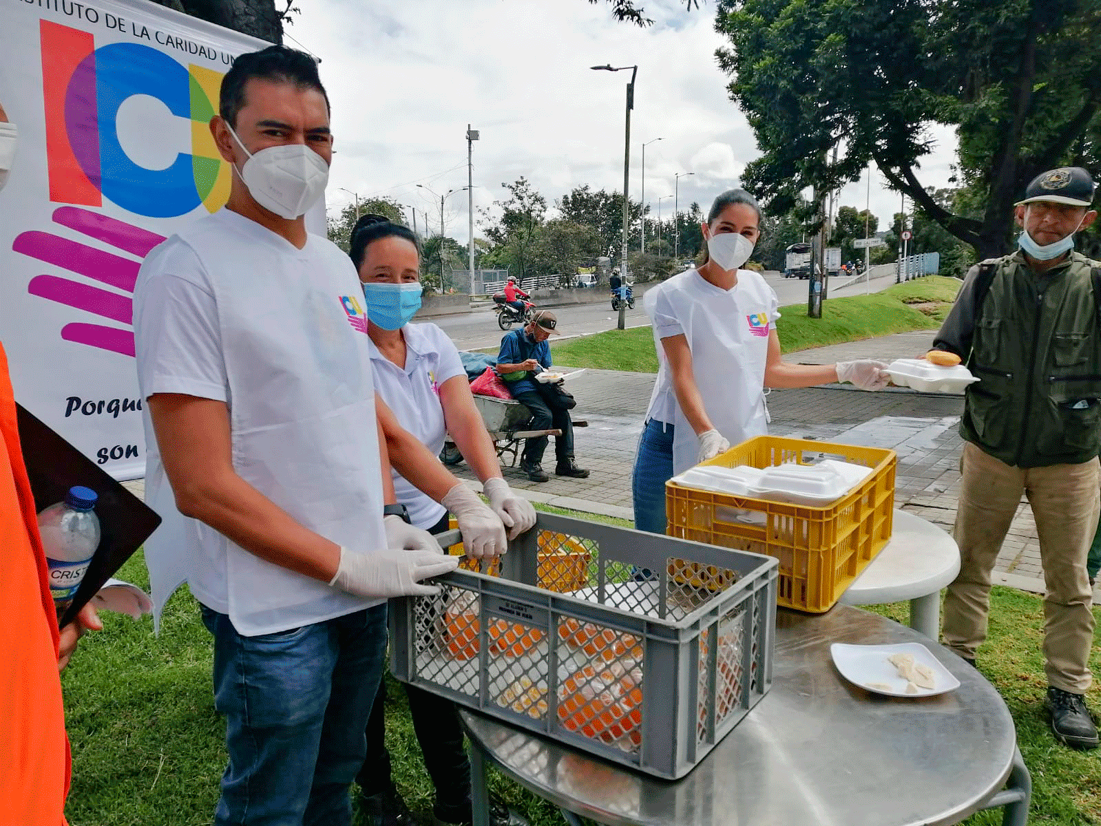 entrega-almuerzos-instituto-caridad-universal-1